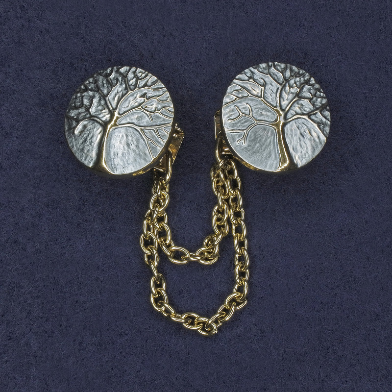 Cardigan Brooch with Blue Enamel and Gold-Tone Metal, diameter 20 mm, chain length approximately 9 cm