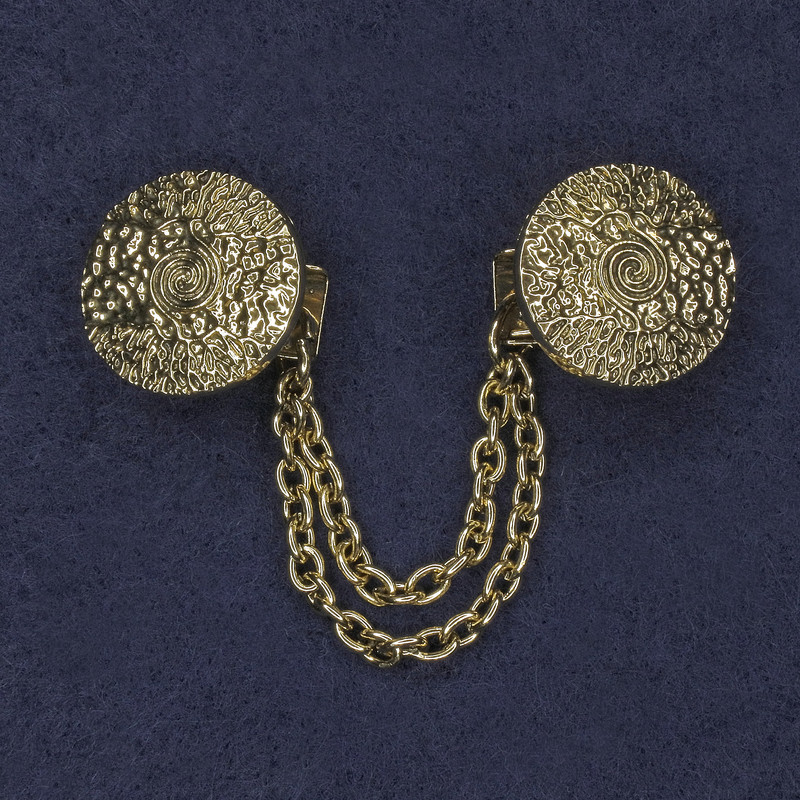 Cardigan Brooch in Golden Metal, 20 mm Diameter ±, Chain Length About 9 cm ±