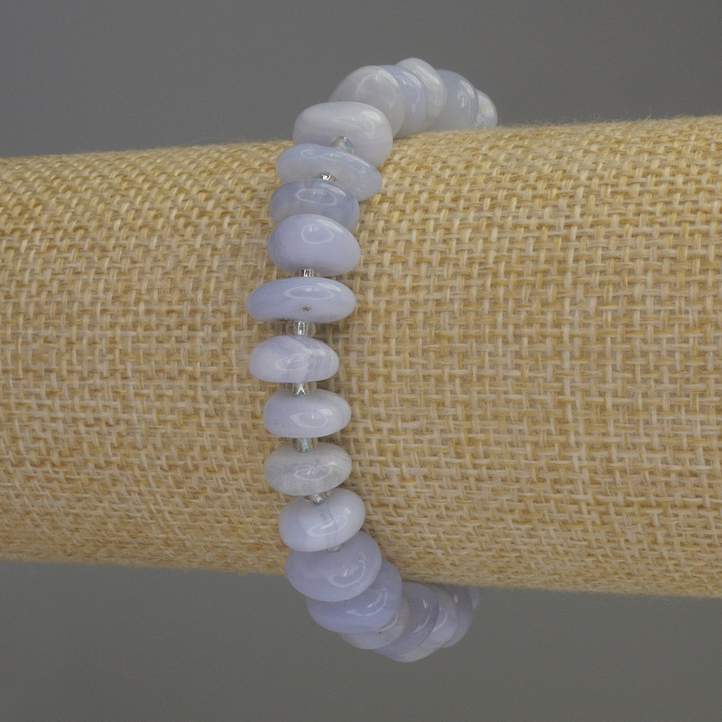 Blue agate faceted bracelet, bead diameter 11×4 mm ±, 3 mm bicones ±, length 18 cm stretch