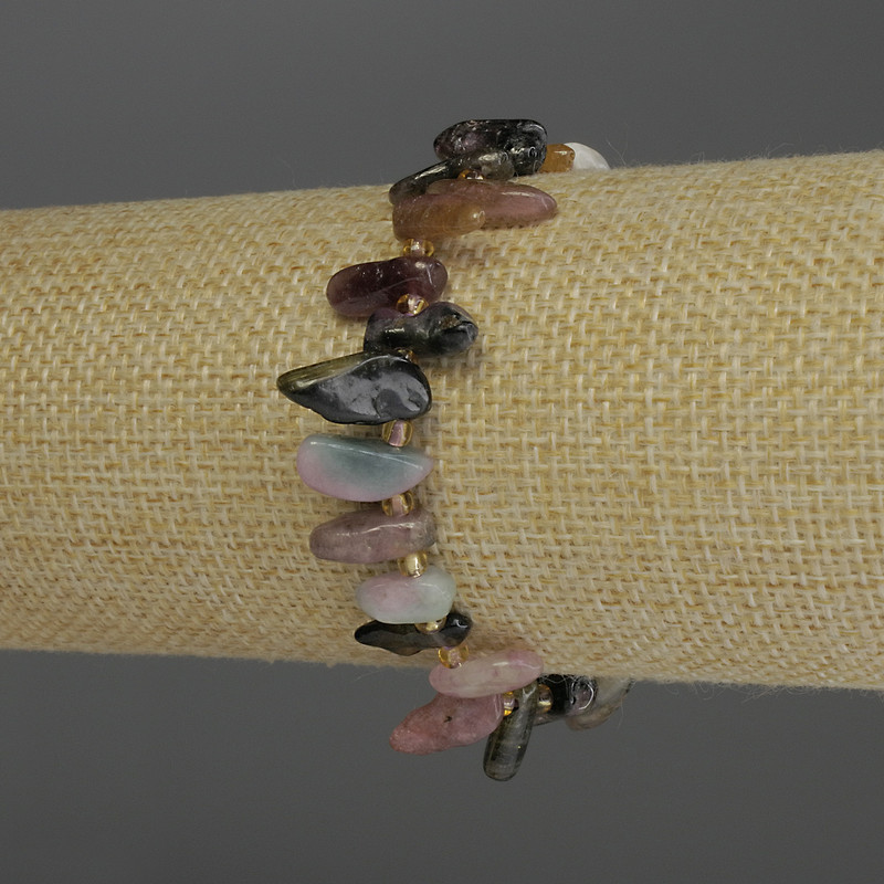 Tourmaline Chip Bracelet, diameter 7–14×3–7 mm ±, with 3 mm beads ±, length 18 cm stretch