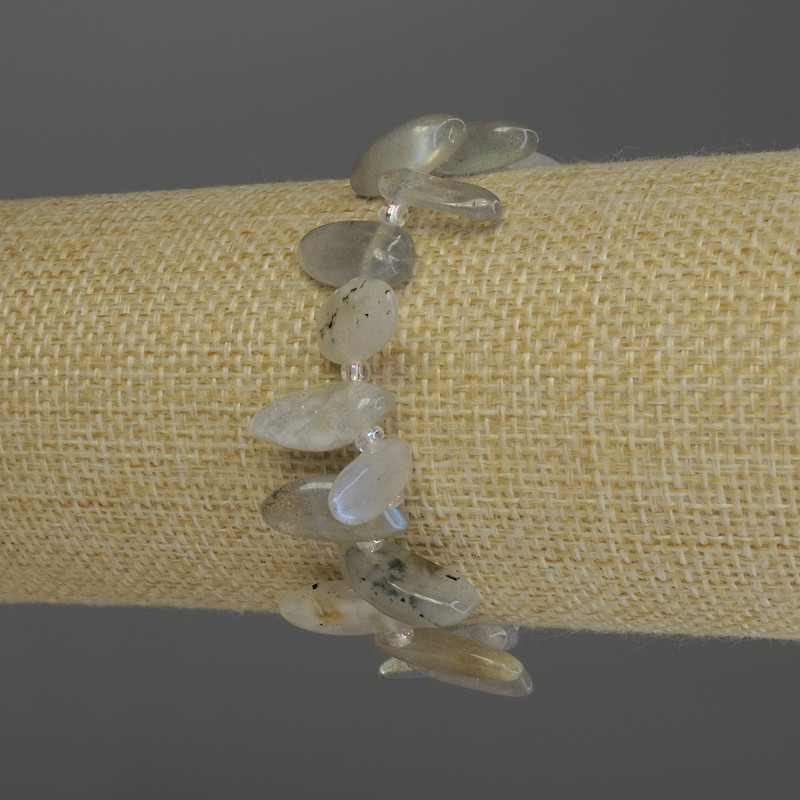 Labradorite chip bracelet, diameter 14–20×5–7 mm ±, 3 mm seed beads, 18 cm stretch