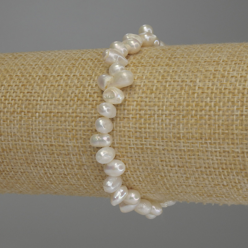 Oval freshwater pearl bracelet, 6-8×5 mm diameter, 18 cm length (stretch)