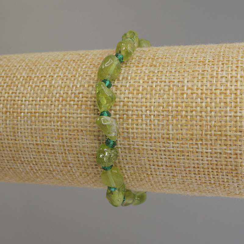 Chrysolite bracelet with faceted beads, diameter 7–9×6 mm ±; Chrysoprase faceted rondels 3.5×3 mm ±; length 18 cm ± stretch