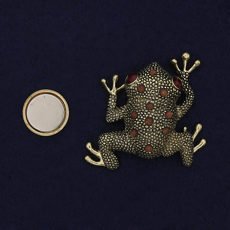 Frog Magnetic Brooch, Bronze Color, Red Crystals, Gold-Tone Metal, 33×33mm+