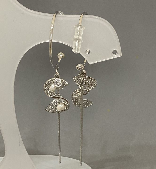 Ring-shaped stud earrings, diameter 24 mm ±, silver-toned metal, length 87 mm+