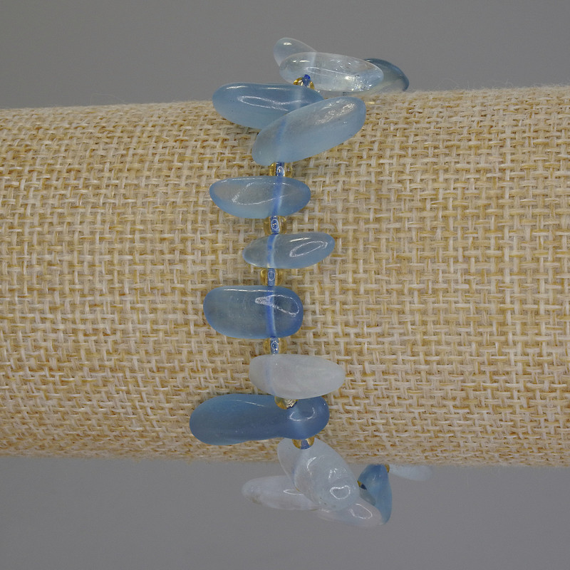 Aquamarine Chip Butterfly Bracelet, diameter 13–23×6 mm ±, seed beads 3 mm ±, length 18 cm ±, stretch