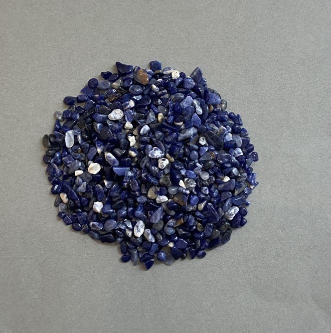 Natural undrilled sodalite chip 3-4×4-6 mm ± (per 100 g)