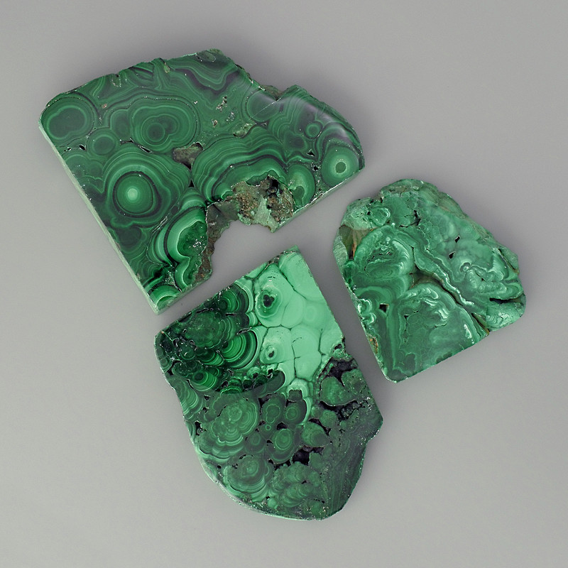 Malachite natural stone souvenir plate 80×40×10 mm (assorted sizes) (Price per 100 g)
