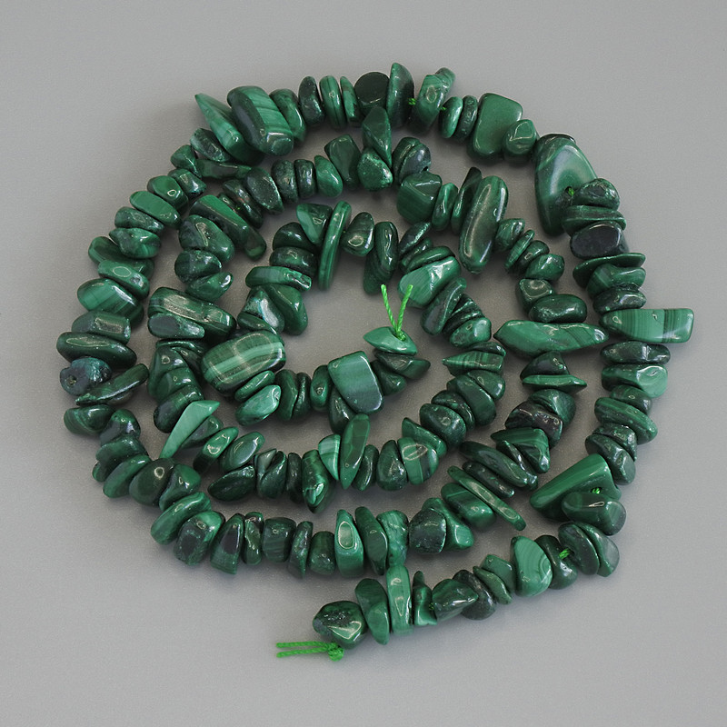 Malachite chip beads, diameter 5-9×2-3 mm, on thread, length 41 cm+