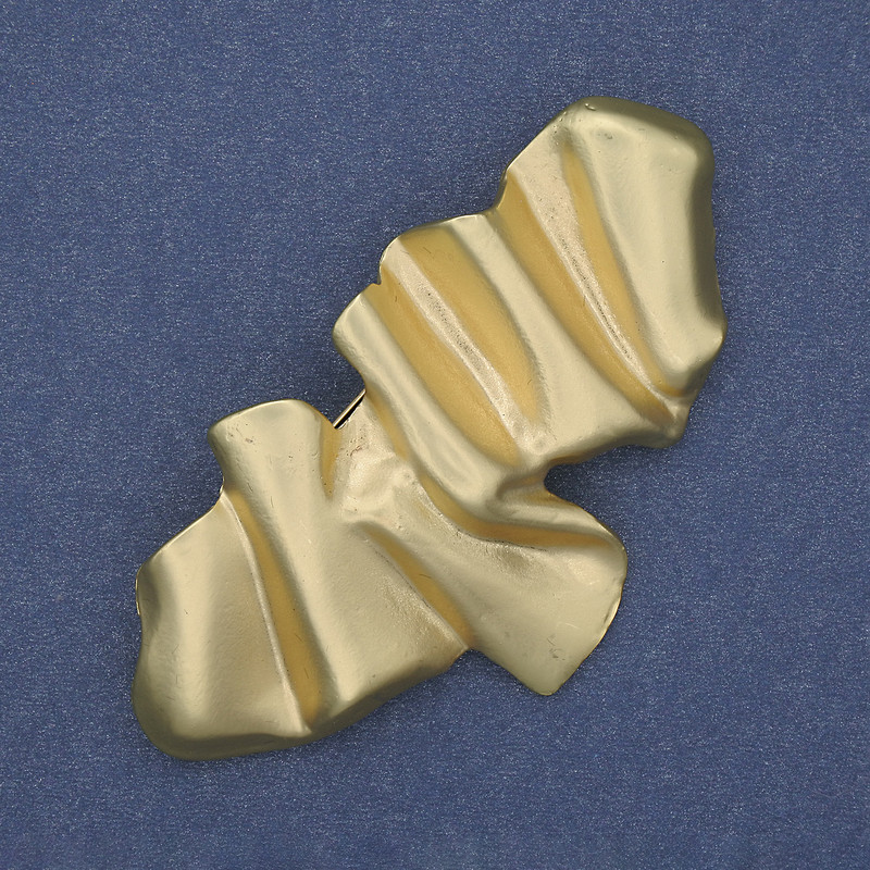 Brooch 'Accent' in matte gold color, golden metal, 65×36 mm+