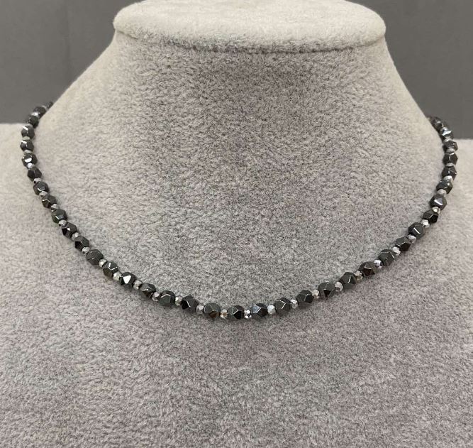 Hematite multifaceted choker, 4 mm diameter +/-, 2 mm faceted bead +/-, length 37 cm +/-, toggle clasp with pendant