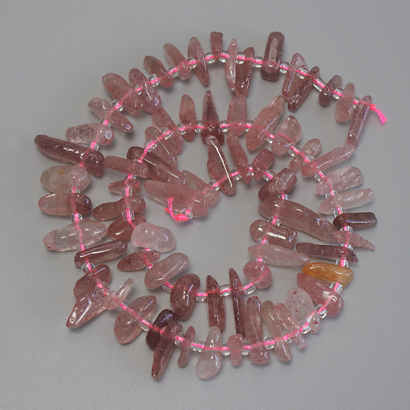 Strawberry Quartz Chip Beads, diameter 10-20×5-7 mm ±, 3 mm seed beads ±, length 40 cm ± on thread