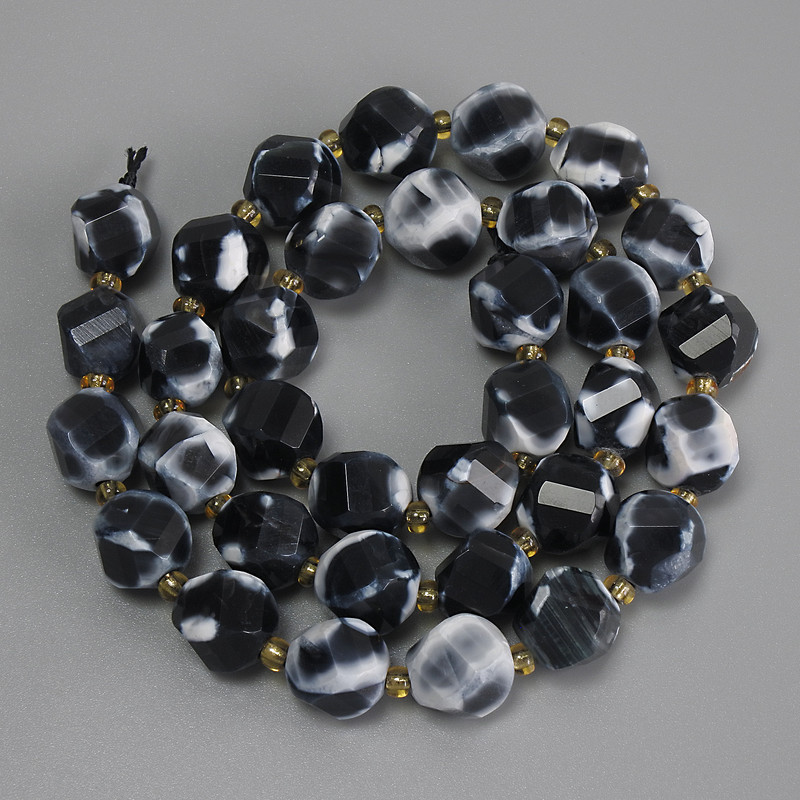 Agate Beads, Faceted Diamond-Shape, 10x9 mm, 3 mm seed beads, 39 cm length, on thread