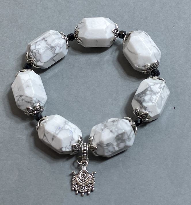 Chalcedony bracelet with faceted rondelle beads, diameter 20x15 mm, length 18 cm ± stretch