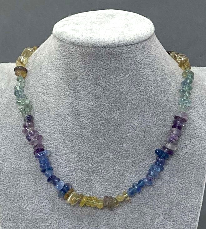 Fluorite chip necklace, 6–10×3–5 mm, length about 40 mm, with a 5 cm extension chain