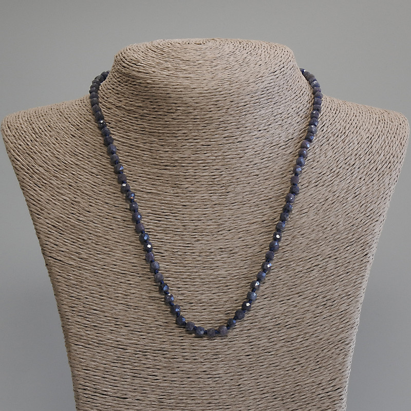 Necklace of faceted sapphire cubes, 4×4 mm, length 50 cm +/- with clasp