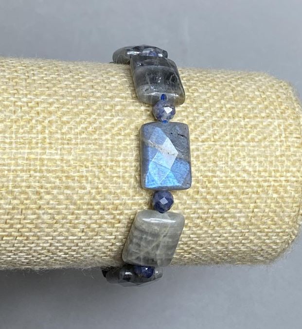 Bracelet with Labradorite and Sapphire, iridescent faceted links 16x12 mm +/-; Sapphire faceted beads, diameter 5.5 mm +/-; length 18 cm stretch
