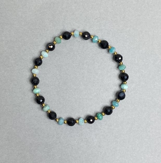 Bracelet with a faceted agate bead 6mm ±, a faceted apatite rondel 5x3.5mm ±, length 18 cm stretch
