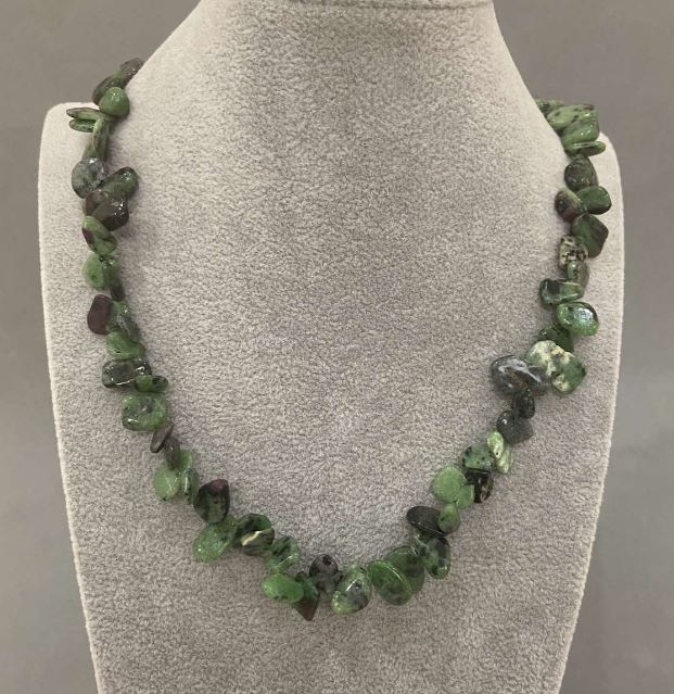 Natural zoisite necklace, butterfly-faceted beads 8-15×6-9 mm, length 45 cm ± with clasp