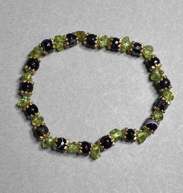 Bracelet with Chrysolite Chips 5-6×4 mm and Faceted Agate Beads 6 mm, with Inserts, 18 cm Stretch