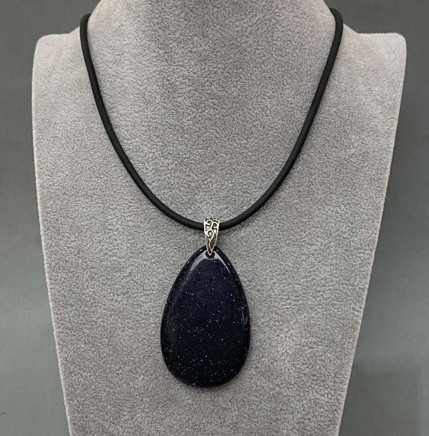 Aventurine Pendant 'Night of Cairo' 40x55 mm (+/-) on a rubber cord, length 60 cm + 5 cm extender chain