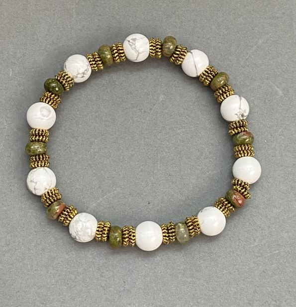 Stretch bracelet with 8mm chalcedony beads and 6x3mm heliotrope rondelles, length 18 cm