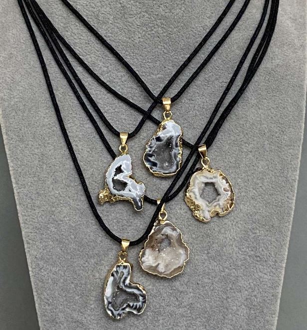 Agate Druzy Slice Pendant, 23-25×20-22 mm (+/-); length 32-37 mm (+/-); assortment sizes on cord; length about 56 cm (+/-) adjustable