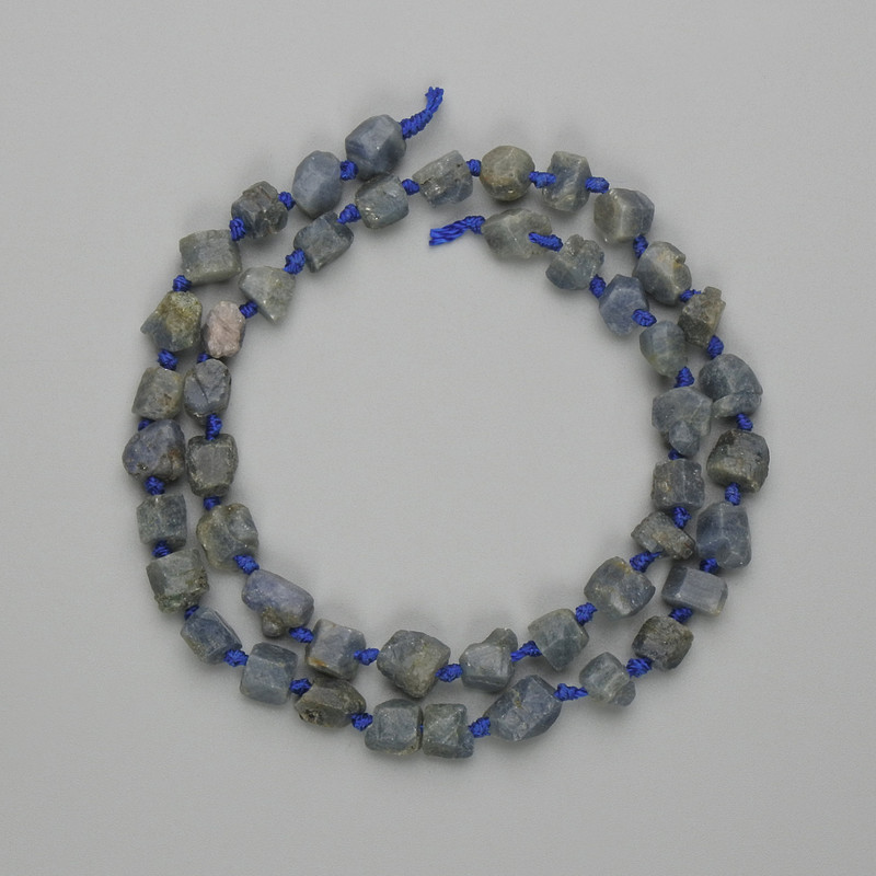Sapphire beads, rough gemstone, 5.5–9×5.5–6 mm, 39 cm length on thread