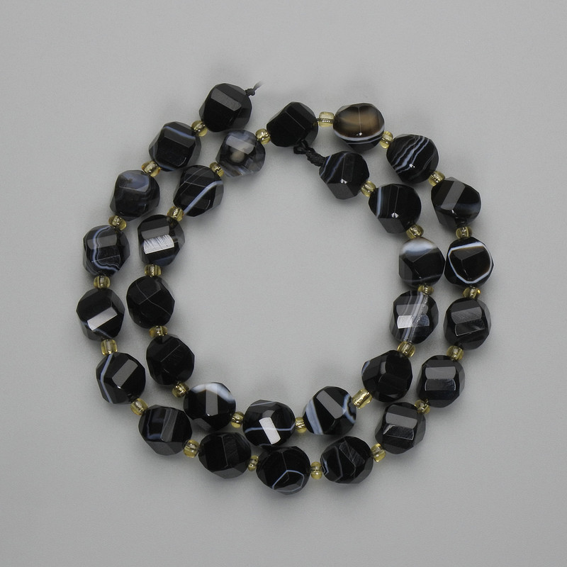 Faceted agate beads, diamond-shaped 10x9 mm ±, seed beads 3 mm ±, length 37 cm ± on thread