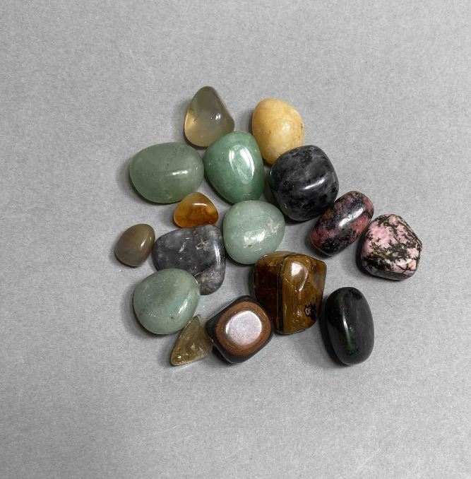 Сувенірне та інтер'єрне Асорті каміння 100 грам асорті розмір