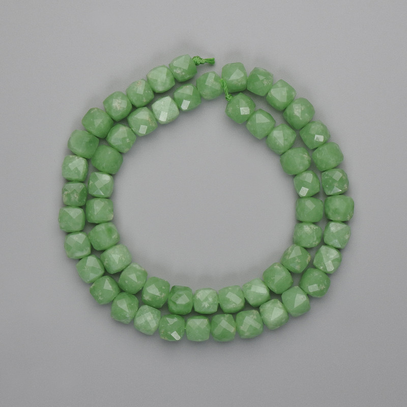 Peridot beads, faceted cube 7x7 mm, length 39 cm
