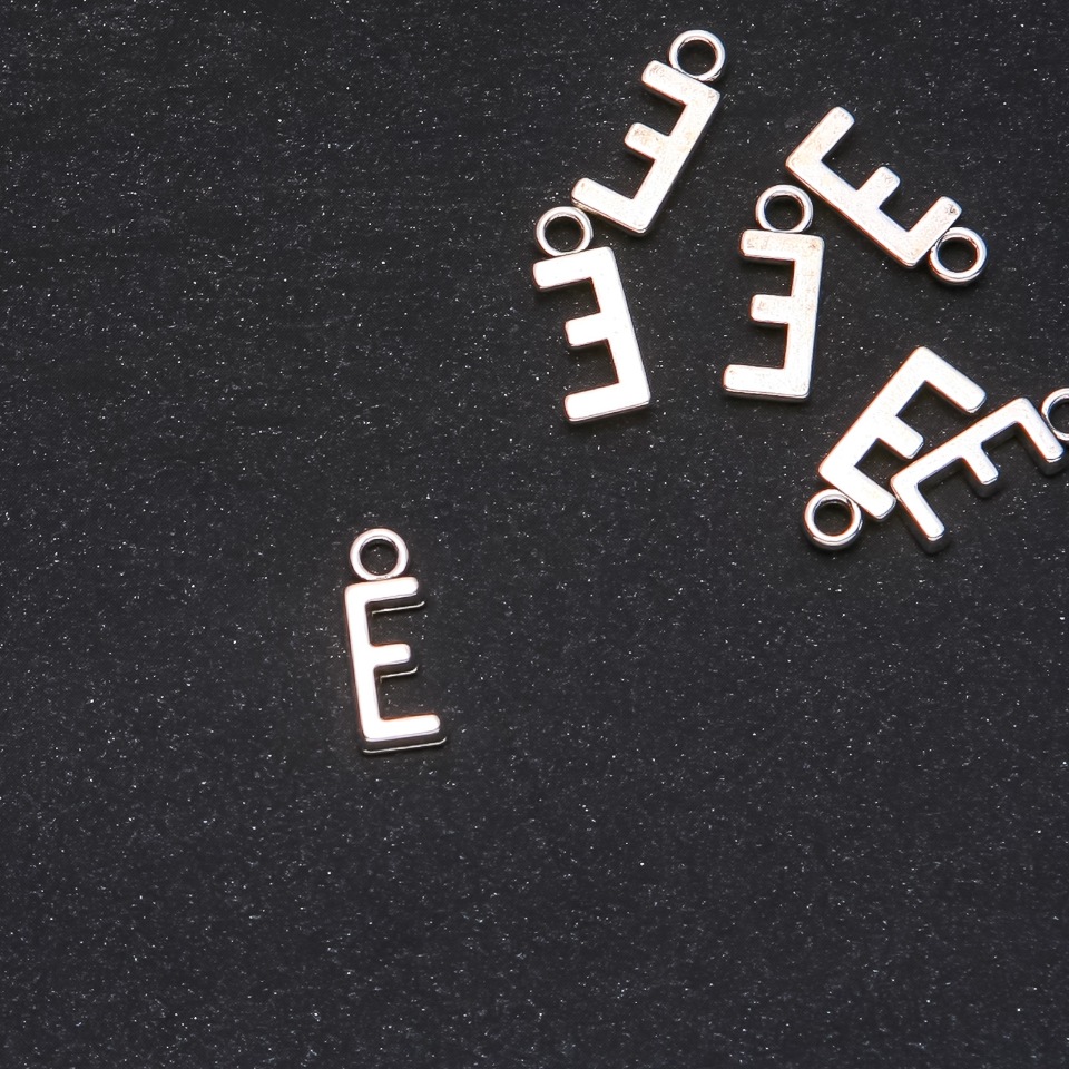 Pendant Finding Letter 'E', 17×7 mm, packaging 20 g (±30 pcs)