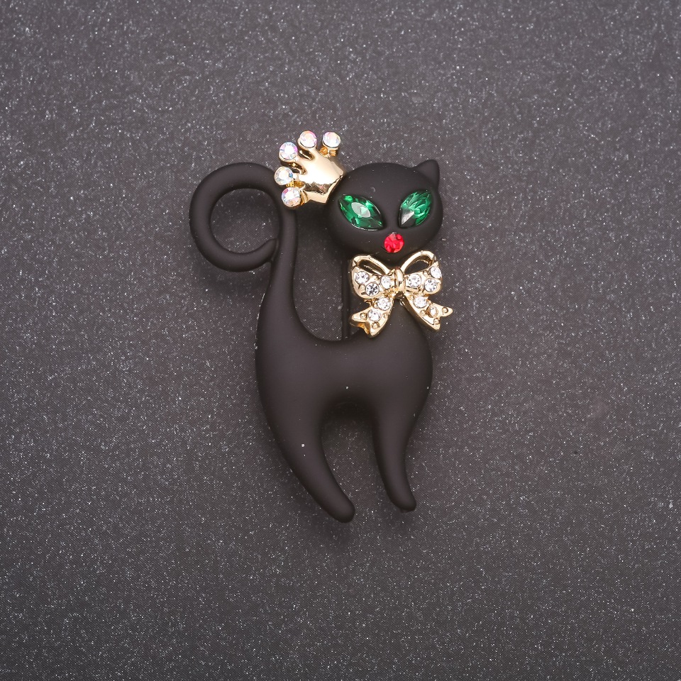Brooch 'Cat in a Crown' with black matte enamel, yellow metal, 28×42 mm