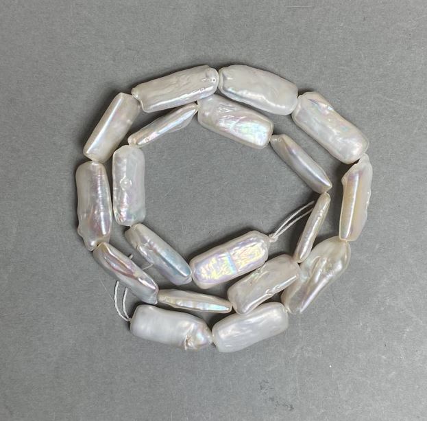 Baroque pearl beads on a thread with a warm "gasoline" sheen, diameter 10×21 mm, length 41 cm (+ -)