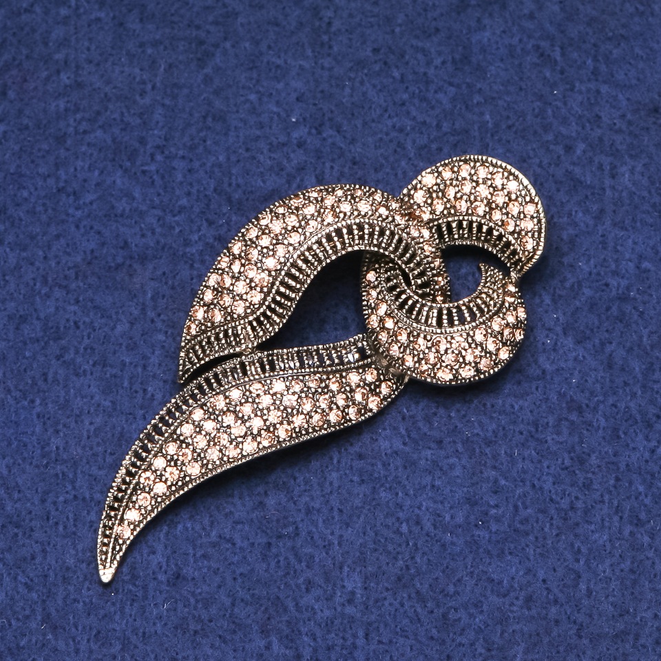 Bow Brooch with Crystals in Gold-Tone Metal 38x80 mm