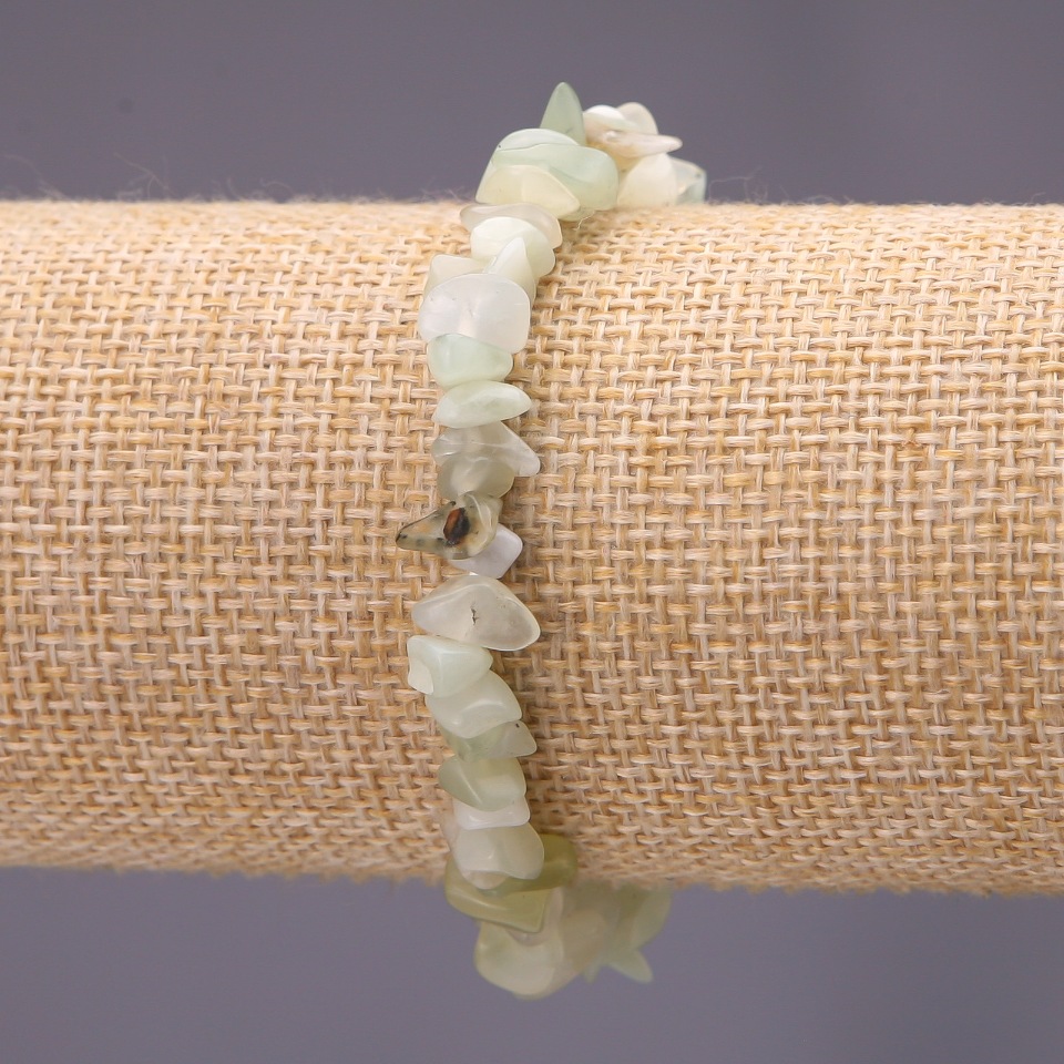Bracelet with natural onyx chips, 7 mm (±) diameter on elastic, length 18 cm