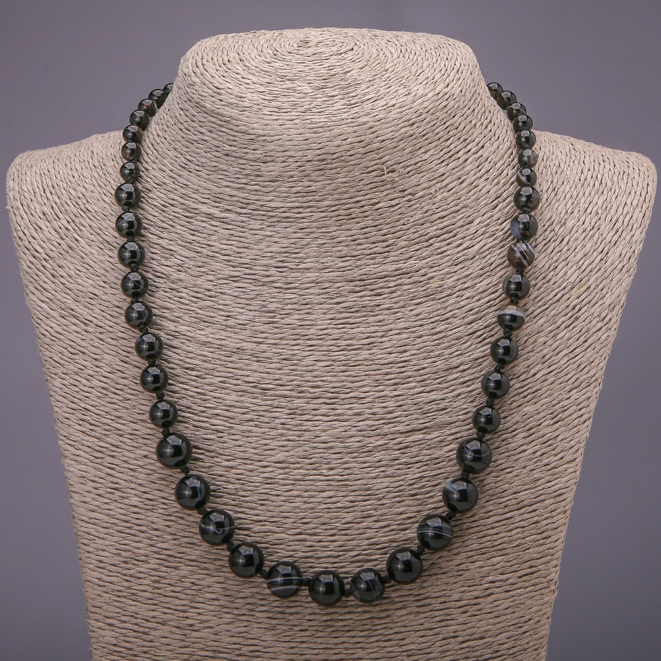 Natural agate stone necklace with smooth beads gradually increase in size, diameter 6–10 mm, length 50 cm