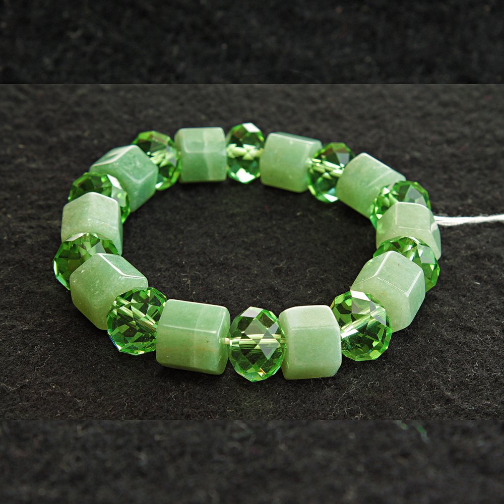 Elastic bracelet with pressed jade and Czech glass