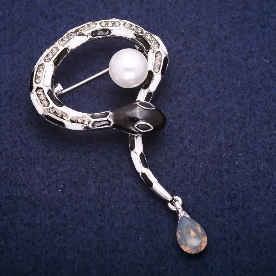 Snake-shaped enamel brooch with a bead and gray rhinestones, silver-tone metal 37×53 mm