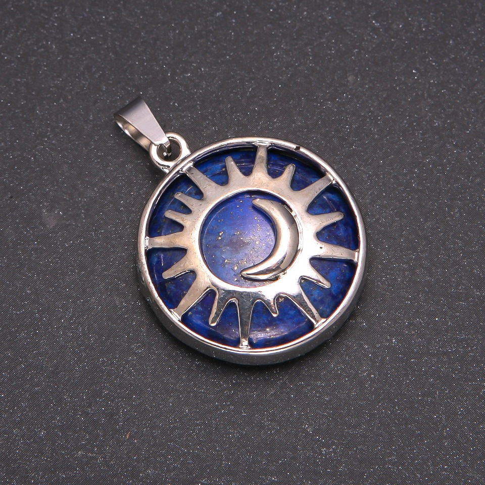 Pendant with natural lapis lazuli in a 'Sun' bezel, 27 mm diameter