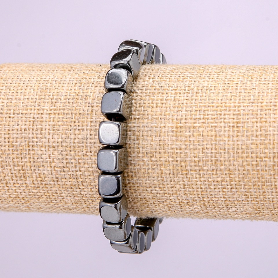 Elastic bracelet with hematite cubes, 8×8 mm, length 18 cm