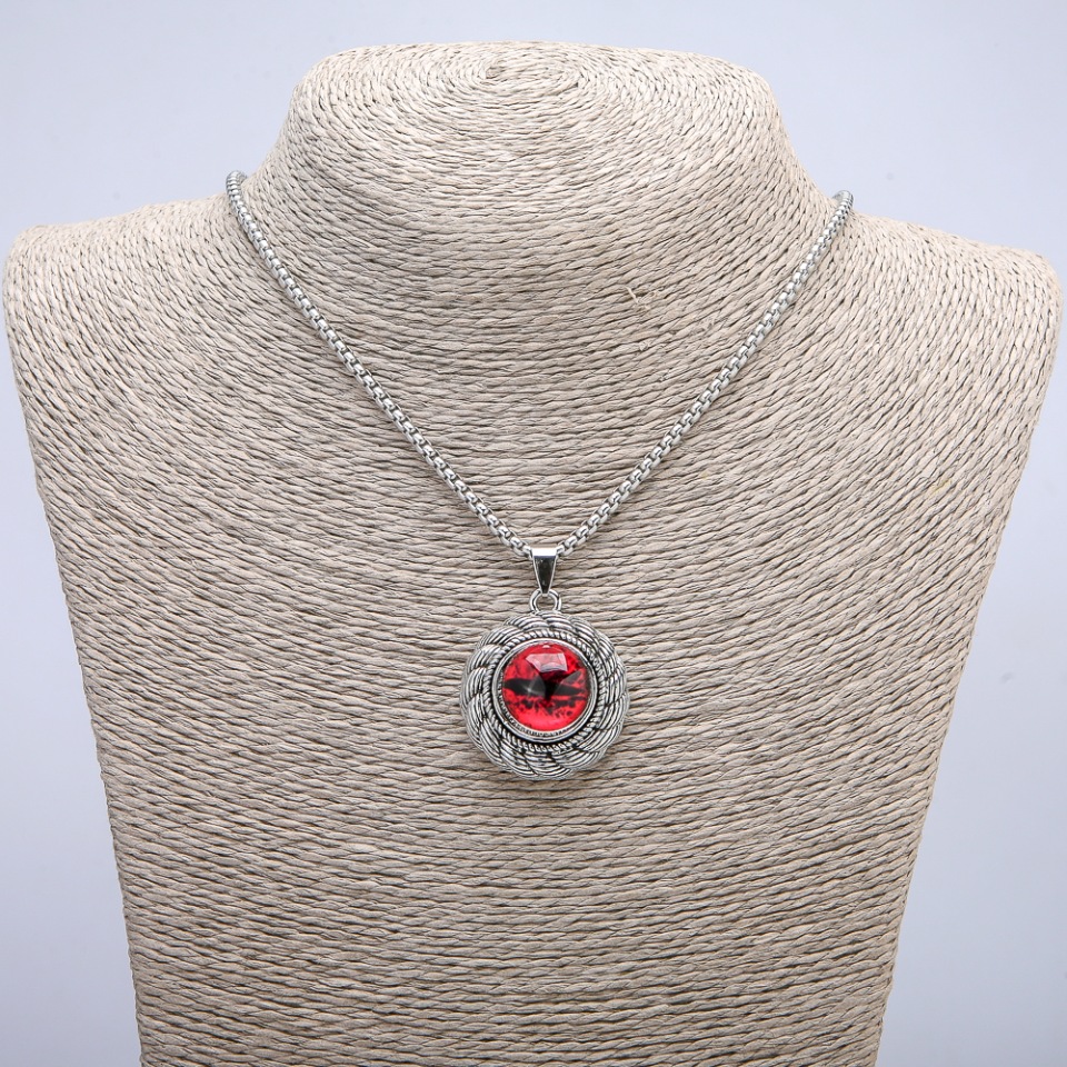 Pendant 'Dragon's Eye' in a 45×30 mm bezel on a chain, length 70 cm +/- silver-toned metal
