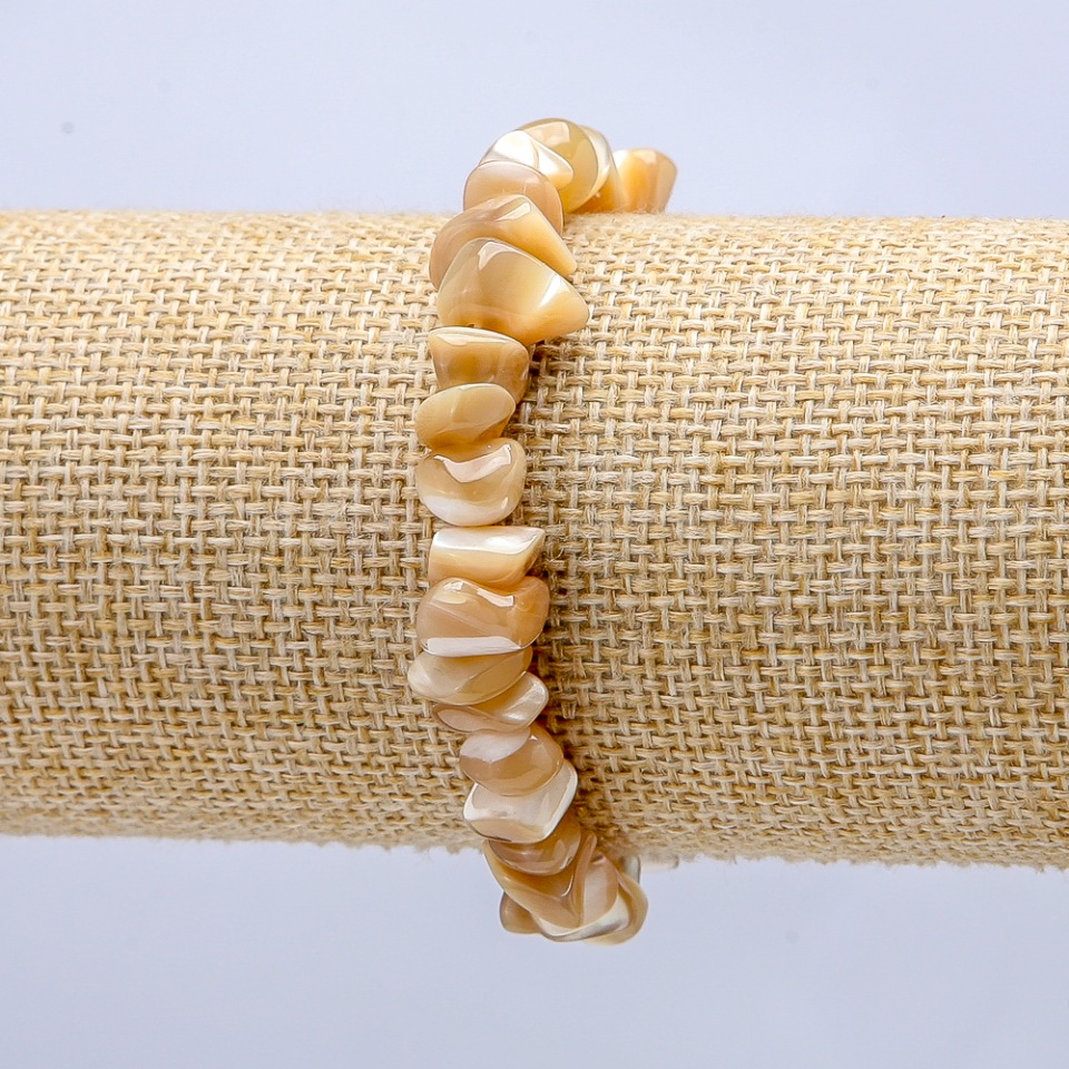 Elastic bracelet with natural beige mother-of-pearl chips, diameter 7x5+