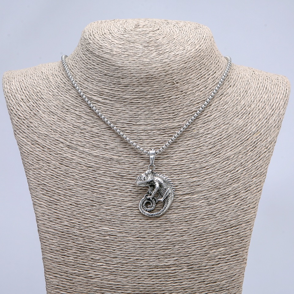 Chameleon Pendant 45x27 mm on a chain, length 70 cm, silver-colored metal