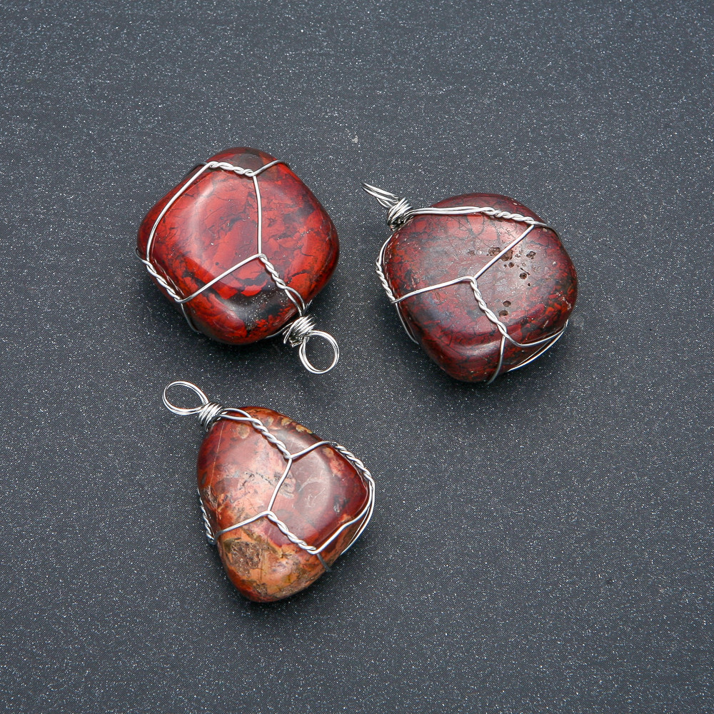 Pendant in a silver-plated weave with natural Red Jasper, diameter 32x22mm+