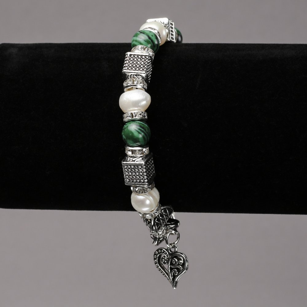 Elastic bracelet with river pearls and malachite, with silver-tone inserts, rhinestones, and charms, diameter 8 mm, length 18 cm