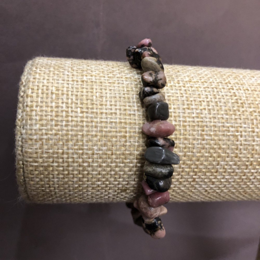 Rhodonite chip bracelet, 7 mm diameter, 18 cm length on elastic
