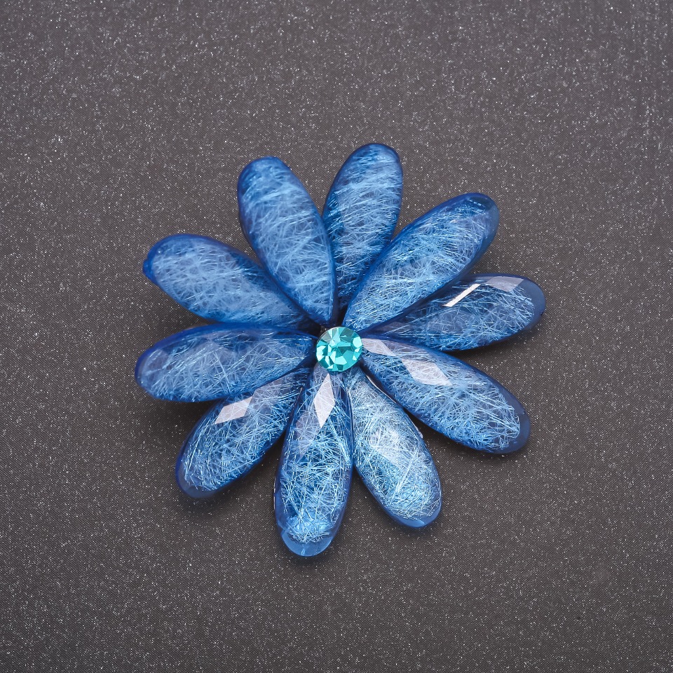Daisy Brooch with Blue Aquarium Effect