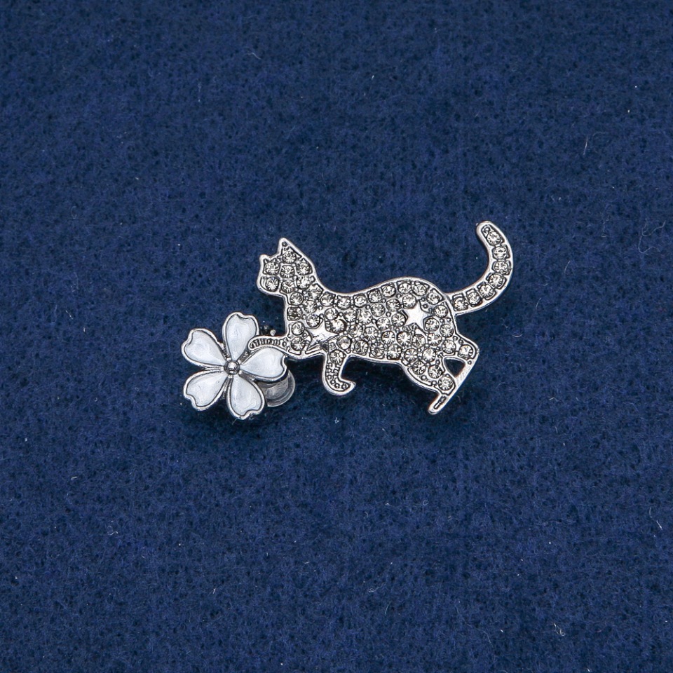 Brooch Kitten with a Flower, gray crystals, white enamel, silver-tone metal, 40×25 mm +