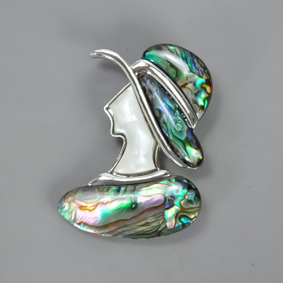 Brooch-Pendant 'Girl in a Hat' Abalone Shell 40×54 mm